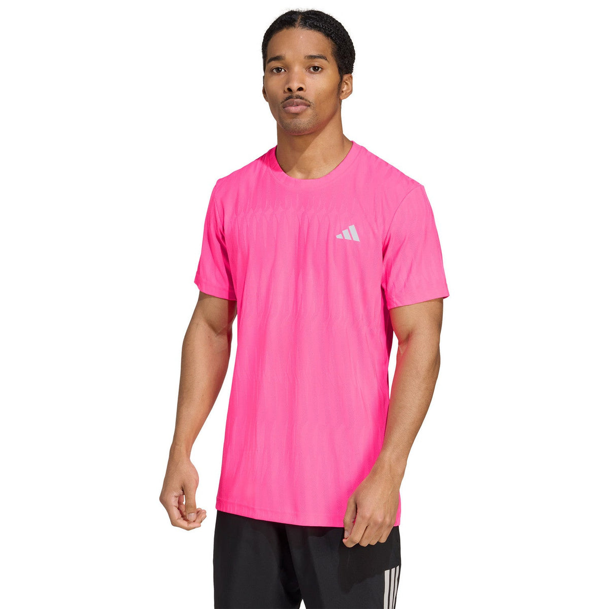Adidas Freelift T-shirt voor heren in felroze, gedragen vooraanzicht