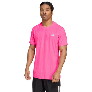 Adidas Freelift T-shirt voor heren in felroze, gedragen vooraanzicht