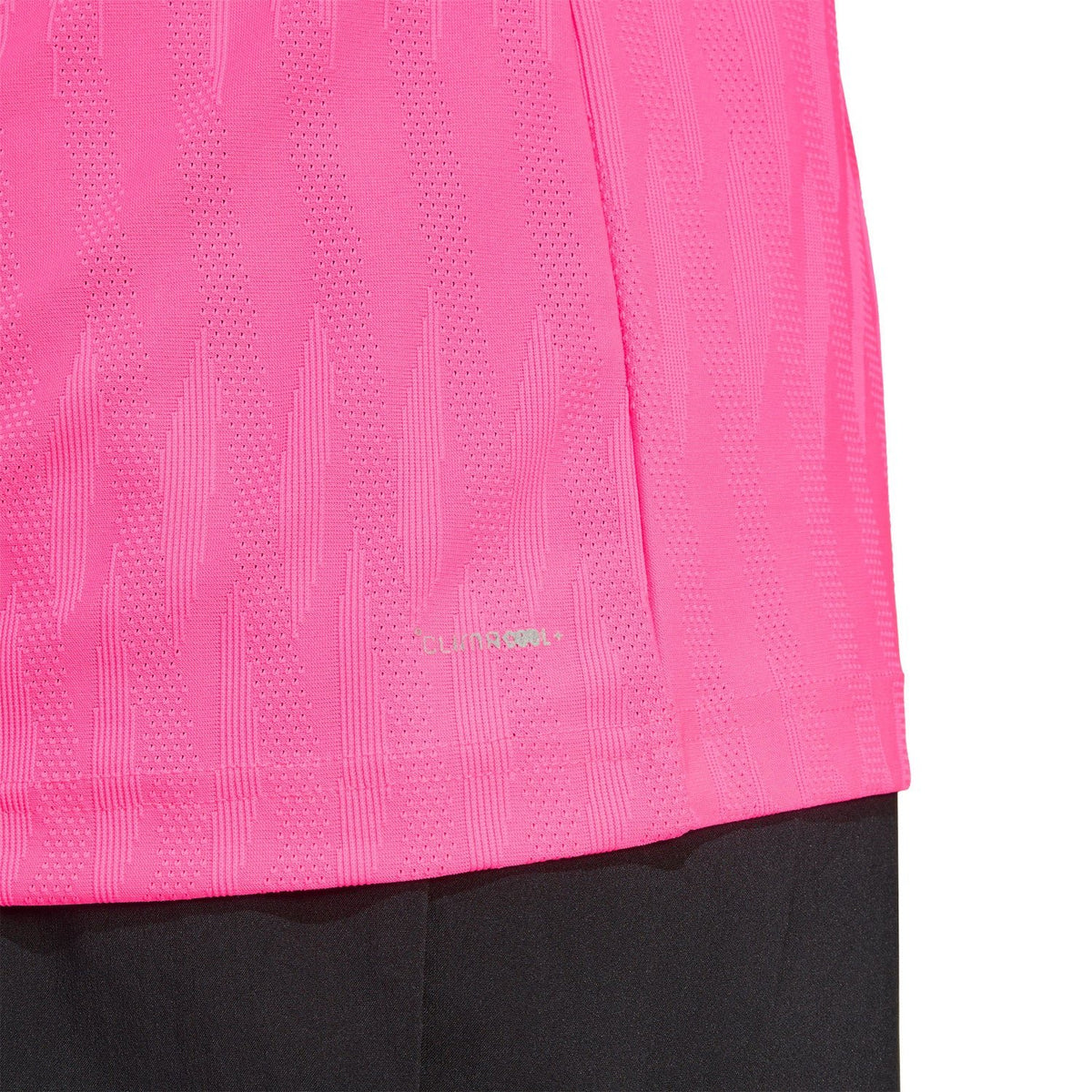 Detail van de zoom en structuurstof van het felroze Adidas Freelift T-shirt