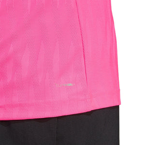 Detail van de zoom en structuurstof van het felroze Adidas Freelift T-shirt