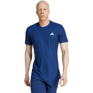 Adidas Freelift T-shirt voor heren in kobaltblauw, gedragen vooraanzicht
