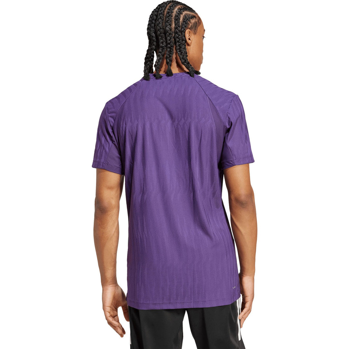 Achterzijde van het paarse Adidas Freelift T-shirt, gedragen door een model