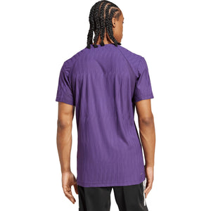 Achterzijde van het paarse Adidas Freelift T-shirt, gedragen door een model