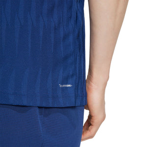 Detail van de mouw en structuurstof van het kobaltblauwe Freelift T-shirt