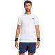 Model draagt het witte Adidas Freelift T-shirt met donkerblauwe short