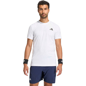 Model draagt het witte Adidas Freelift T-shirt met donkerblauwe short
