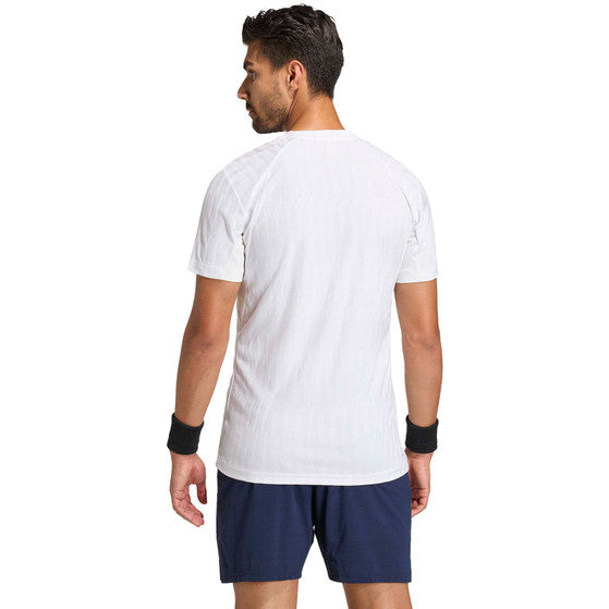 Achterzijde van het witte Adidas Freelift T-shirt met donkerblauwe short