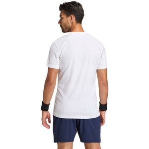 Achterzijde van het witte Adidas Freelift T-shirt met donkerblauwe short