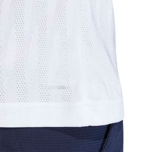 Detail van de geperforeerde stof en zoom van het witte Adidas Freelift T-shirt