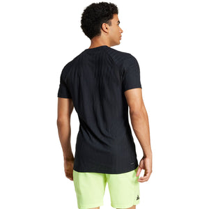 Achterzijde van het zwarte Adidas Freelift T-shirt, gedragen door een model