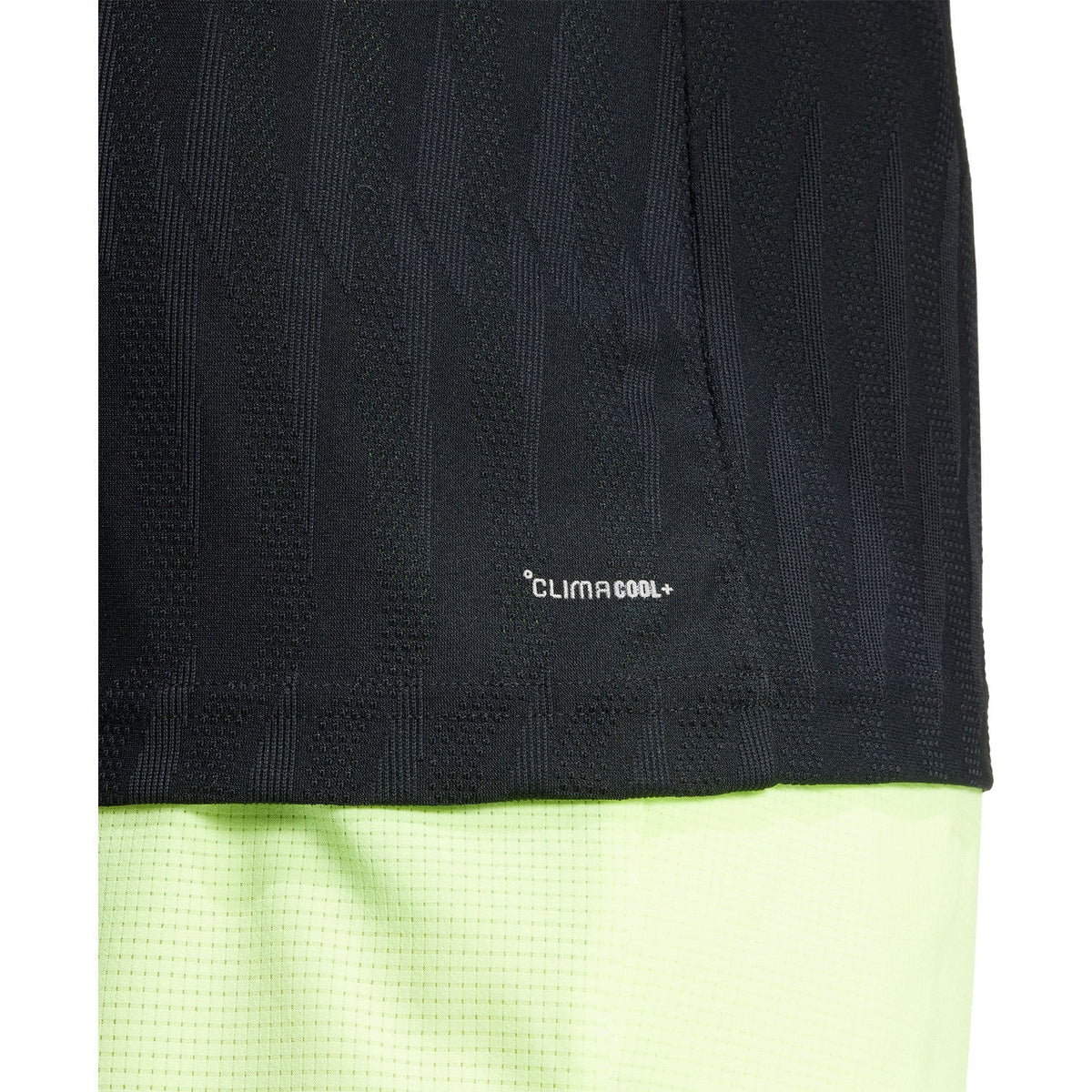 Detail van de zoom en structuurstof van het zwarte Adidas Freelift T-shirt