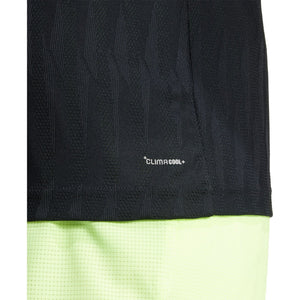 Detail van de zoom en structuurstof van het zwarte Adidas Freelift T-shirt