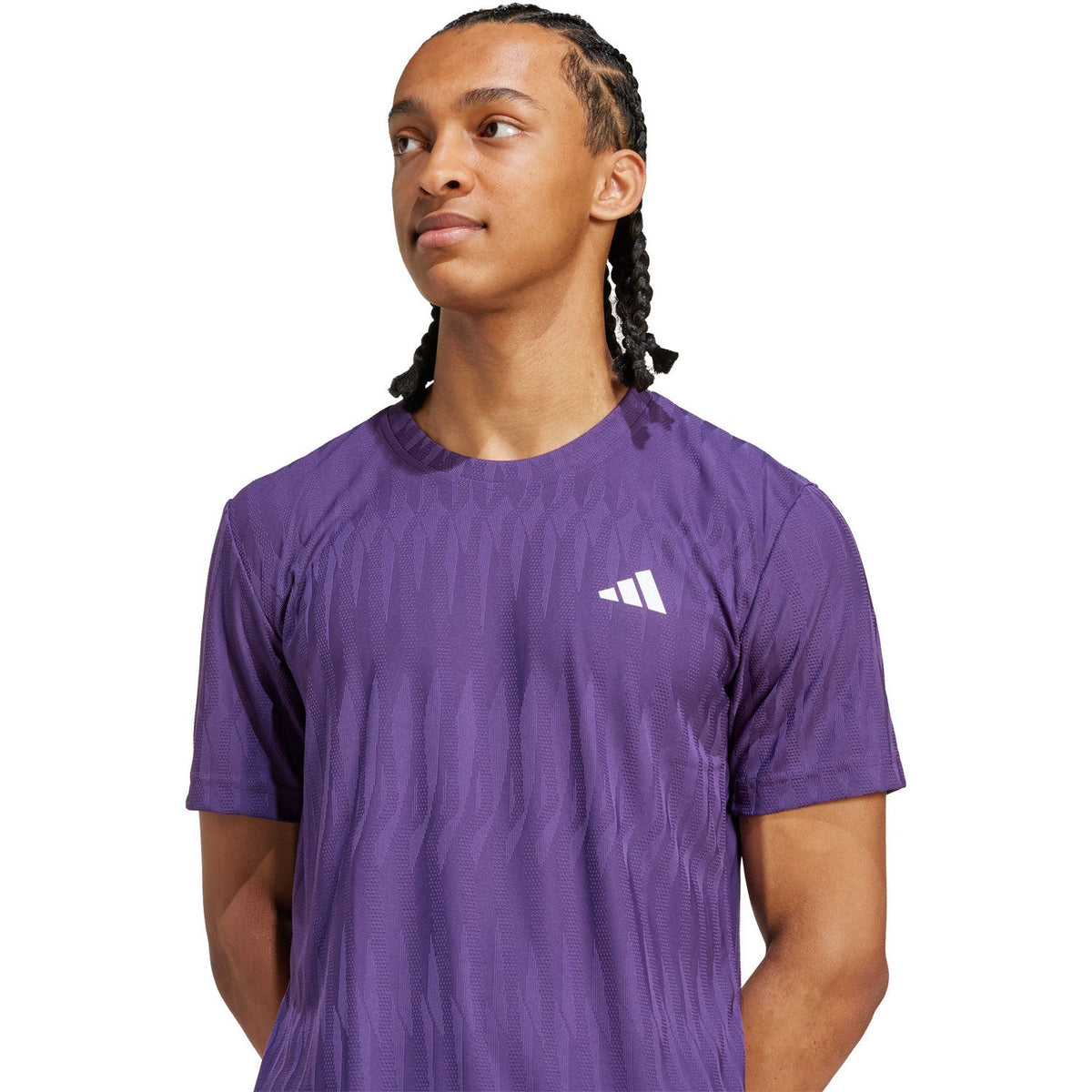 Model draagt het paarse Adidas Freelift T-shirt, close-up van het borstlogo