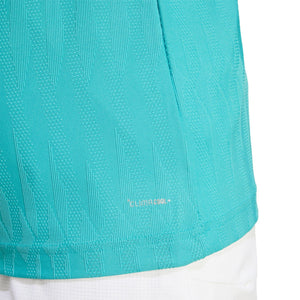 Detail van de zoom en structuurstof van het turquoise Adidas Freelift T-shirt