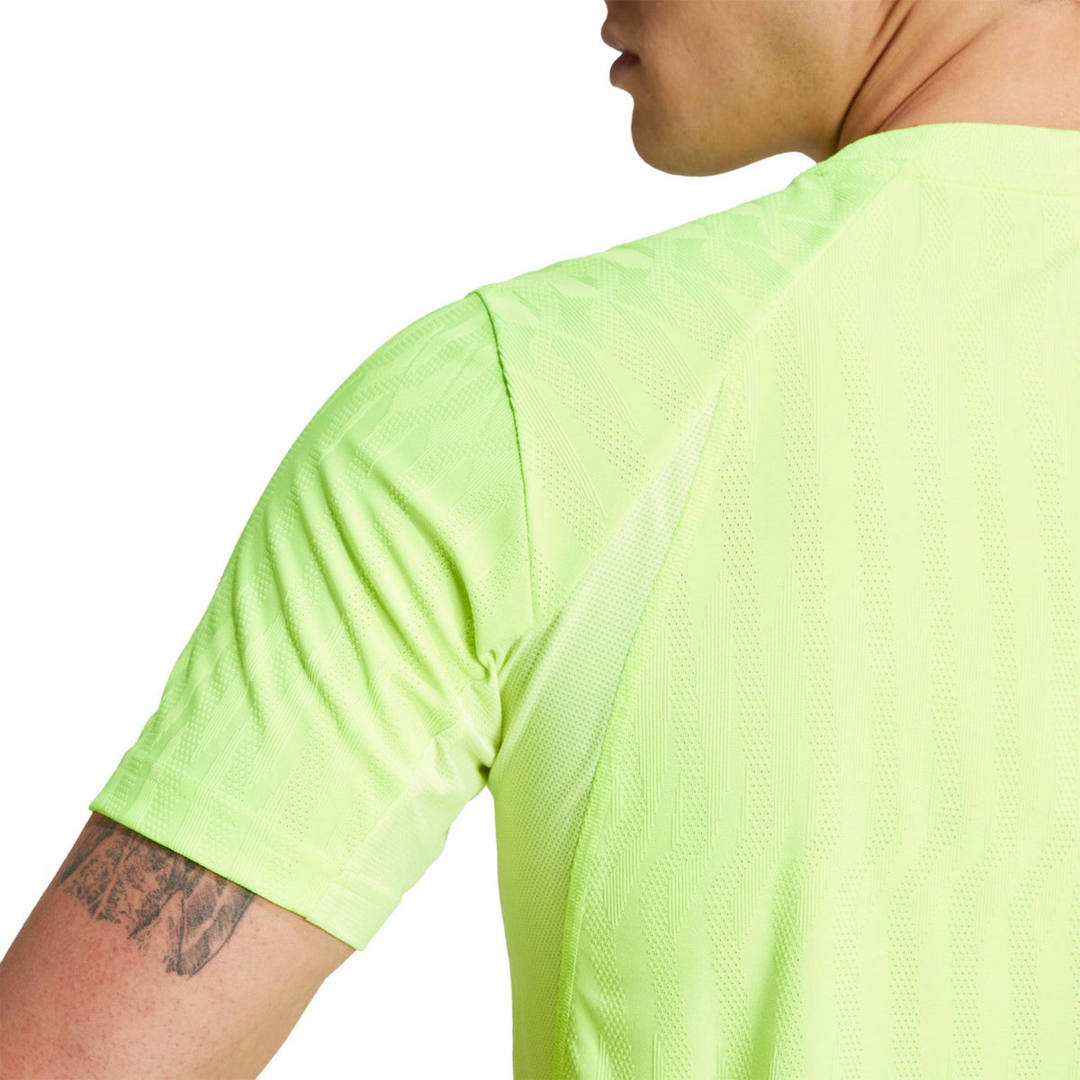 Detail van de mouw en structuurstof van het limoengroene Freelift T-shirt