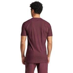 Achterzijde van het bordeauxrode Adidas Freelift T-shirt, gedragen