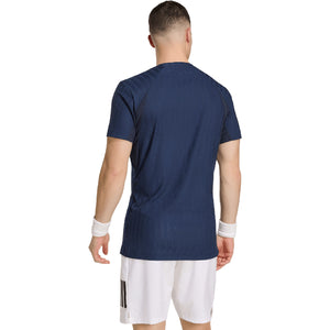 Achterzijde van het donkerblauwe Adidas Freelift T-shirt met witte short