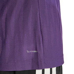 Detail van de geribbelde stof en zoom van het paarse Adidas Freelift T-shirt
