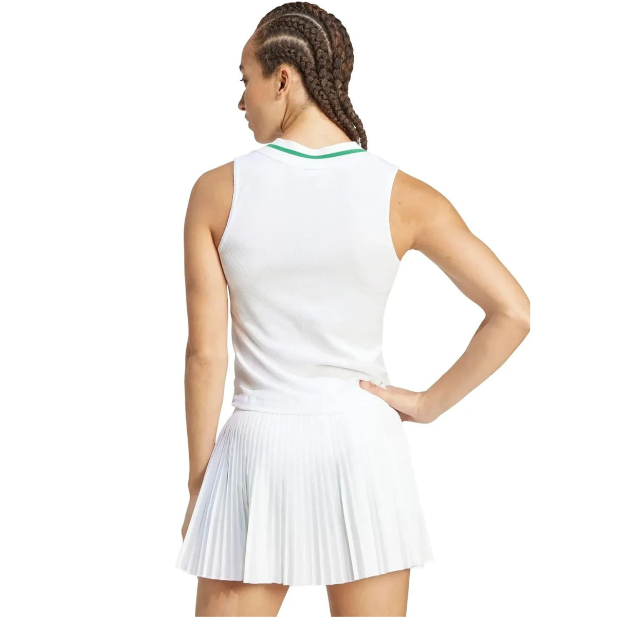 Achterzijde van de witte Adidas tanktop met groene bies op model