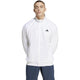 Vooraanzicht van model in het witte Adidas Walk On jack met opstaande kraag en rits
