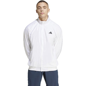 Vooraanzicht van model in het witte Adidas Walk On jack met opstaande kraag en rits