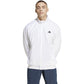 Vooraanzicht van model in het witte Adidas Walk On jack met opstaande kraag en rits