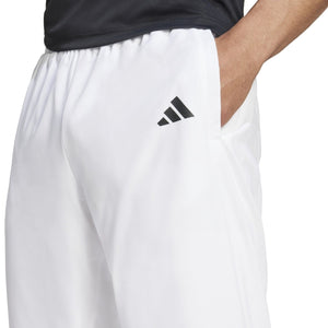 Detail van de zijzak met zwart Adidas-logo op de witte Walk On trainingsbroek voor heren