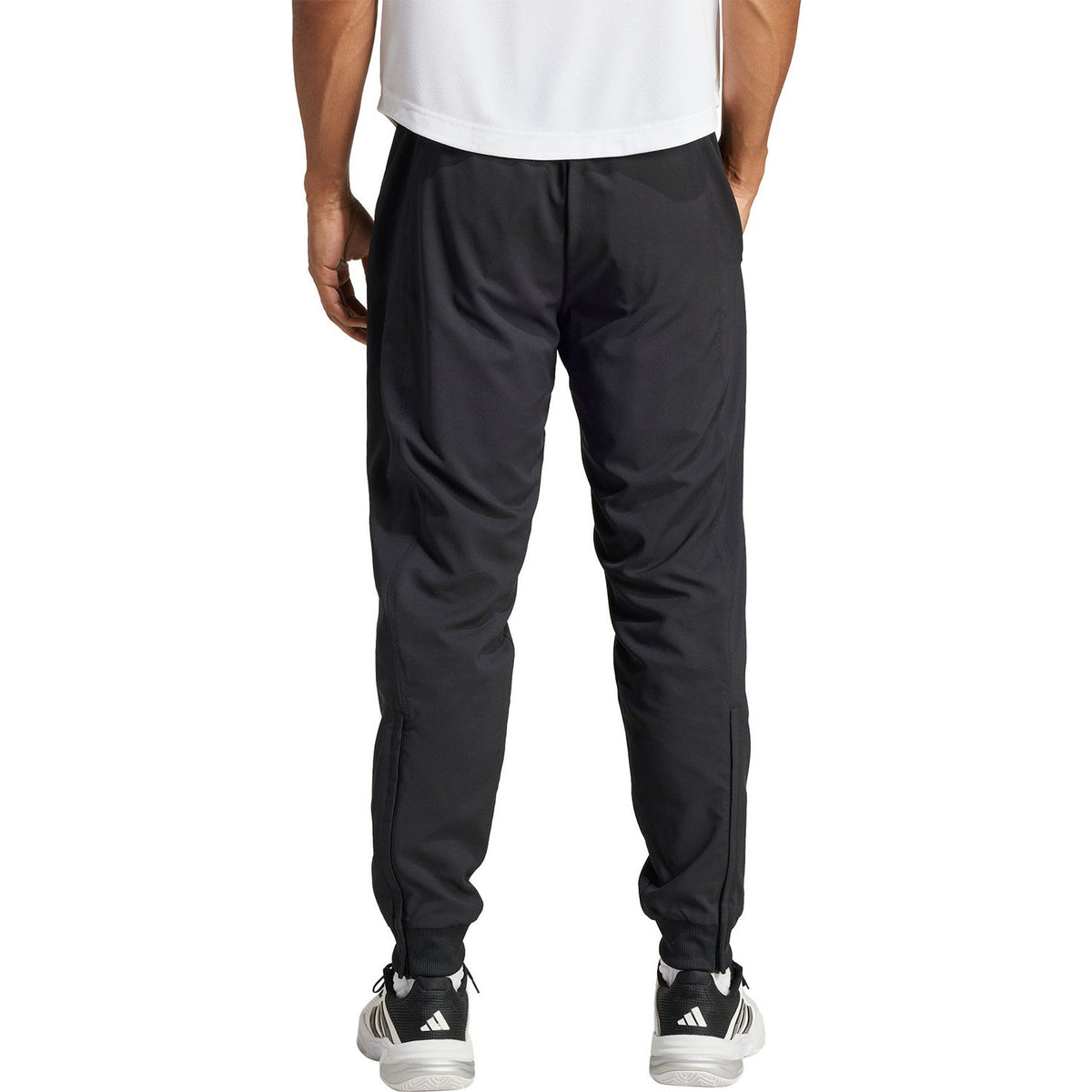 Achteraanzicht van de zwarte Adidas Walk On trainingsbroek met naar de enkel toelopende pijpen