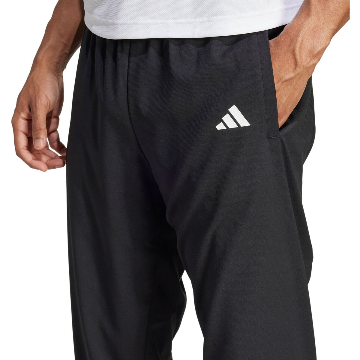 Detail van de heupzak met wit Adidas-logo op de zwarte Walk On trainingsbroek