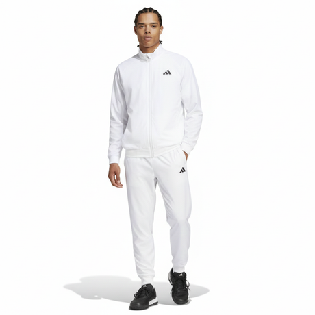 Model ten voeten uit in het witte Adidas Walk On trainingspak