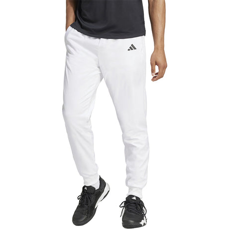 Witte Adidas Walk On trainingsbroek gedragen met zwart shirt