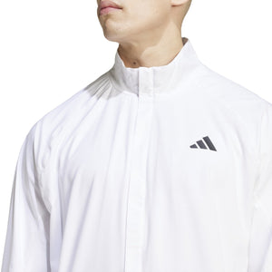 Close-up van de opstaande kraag van het witte Adidas Walk On jack