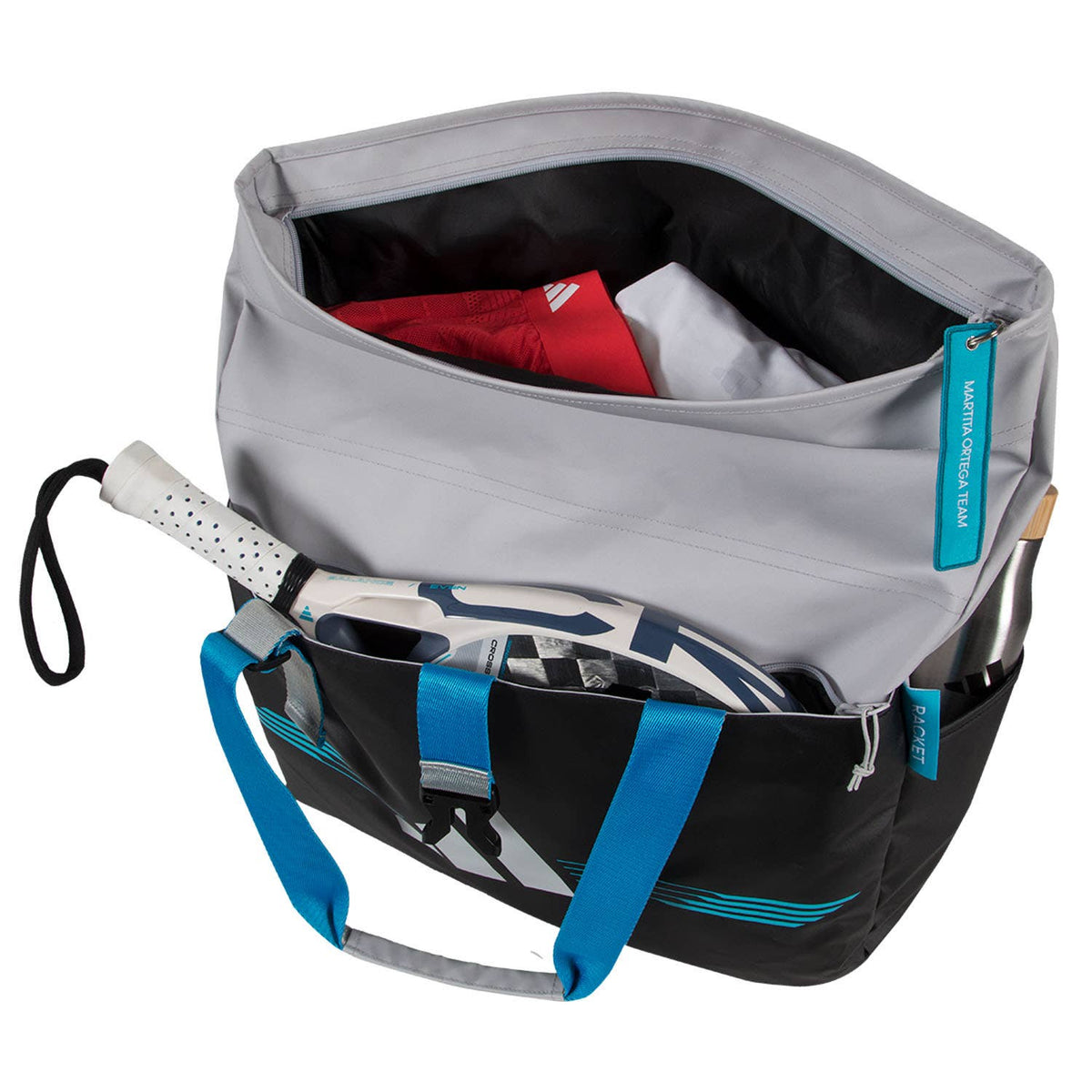 Geopende Adidas Weekendbag 3.4 met racket en kleding in het ruime hoofdvak.
