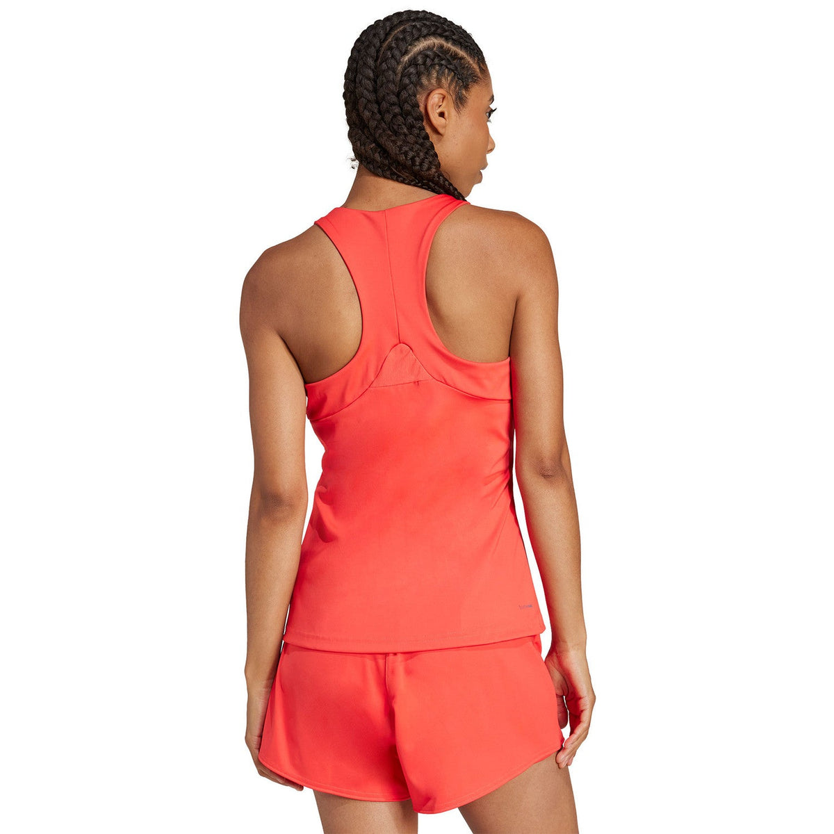 Achterzijde van de koraalrode Adidas Y-Tank met racerback, gedragen