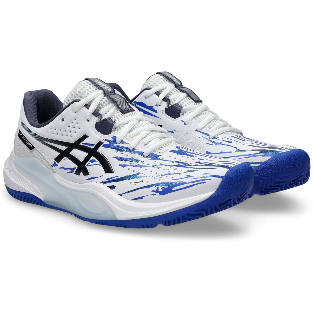 Schuin achteraanzicht van de witte ASICS Gel-Challenger 15 Padel LE met blauwe zool
