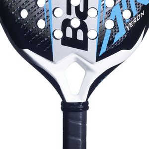 Detail van het hart van het Babolat Air Veron 2.6 met witte brug en blauwe VERON-opdruk