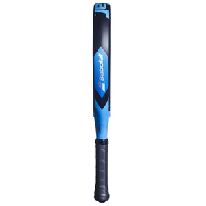 Zijaanzicht van het Babolat Air Vertuo 2.6 over de volle lengte met blauwe framerand