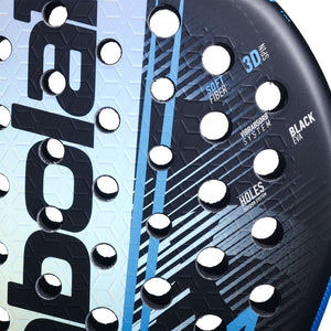 Close-up van het slagvlak van het Babolat Air Vertuo 2.6 met 3D-opdruk en ronde gaten