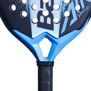 Detail van het hart van het Babolat Air Vertuo 2.6 met lichtblauwe brug en zwarte grip