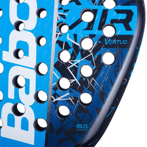 Close-up van het slagvlak van het Babolat Air Vertuo 25 met AIR Vertuo-opdruk en gaten