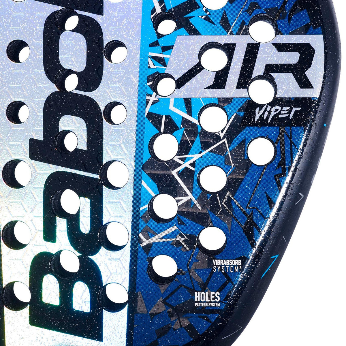 Close-up van het slagvlak van het Babolat Air Viper 25 met spatpatroon in blauw en wit