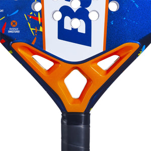 Detail van het oranje hart van het Babolat Alioth JR met blauw Babolat-logo erboven