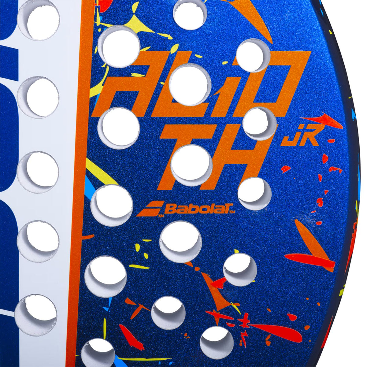Close-up van het slagvlak van het Babolat Alioth JR voor kinderen met ALIOTH JR-opdruk