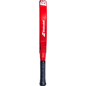 Zijaanzicht van het Babolat Alioth Pro JR over de volle lengte met rode framerand