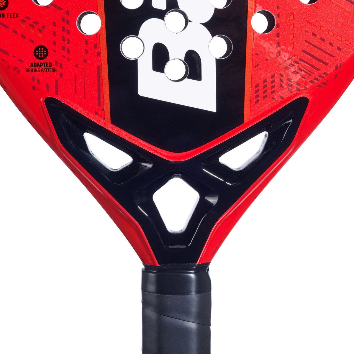 Detail van het hart van het Babolat Alioth Pro JR met zwarte brug in een rood frame