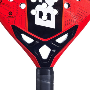 Detail van het hart van het Babolat Alioth Pro JR met zwarte brug in een rood frame