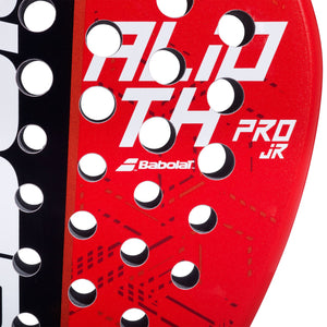 Close-up van het slagvlak van het Babolat Alioth Pro JR voor kinderen met ALIOTH PRO-opdruk