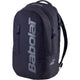 Schuin vooraanzicht van de zwarte Babolat Backpack Court Lite met grijs logo.