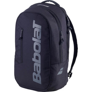 Schuin vooraanzicht van de zwarte Babolat Backpack Court Lite met grijs logo.