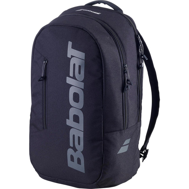 Schuin vooraanzicht van de zwarte Babolat Backpack Court Lite met grijs logo.